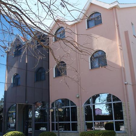 Hotel Hasmegaj Mahall' e Kryethuit Екстериор снимка
