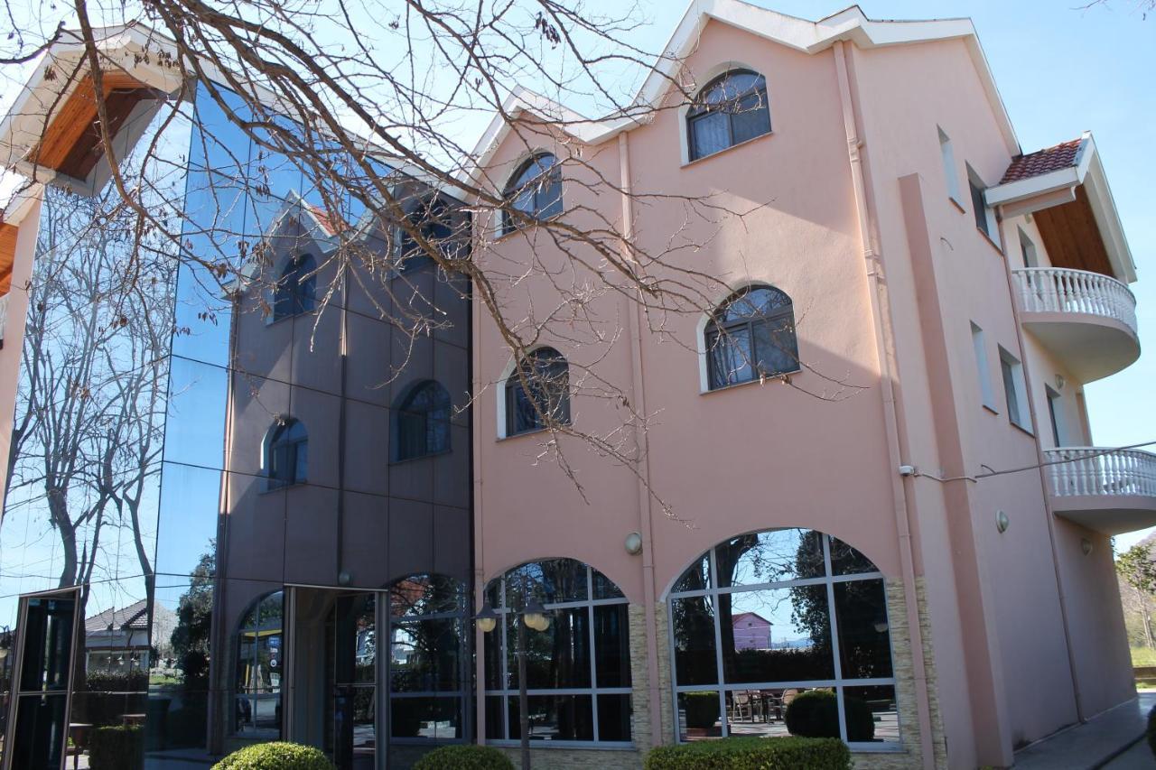 Hotel Hasmegaj Mahall' e Kryethuit Екстериор снимка